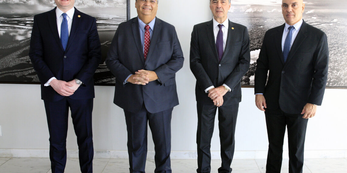 Brasília (DF), 14.12.2023 - Ministros Luís Roberto Barroso, Cristiano Zanin e Alexandre de Moraes recebem Flávio Dino, que teve o nome aprovado pelo Senado para o STF. Foto: Nelson Jr./SCO/STF