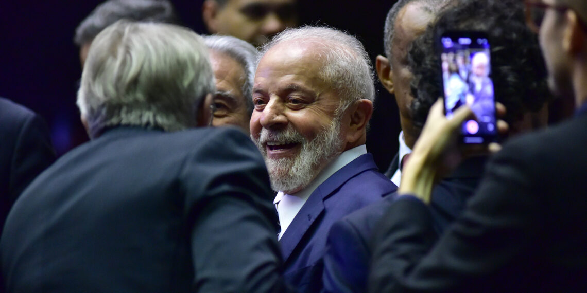 Lula mantém incoerência; depois de reclamar da quantidade de feriados, petista cria mais um 1