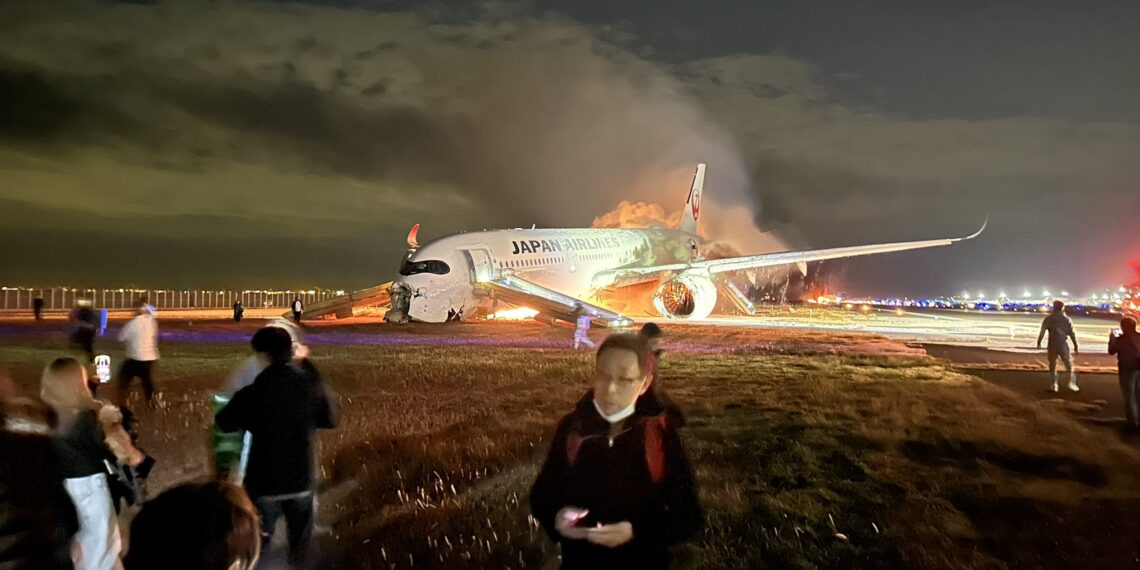 Avião com 367 passageiros colide com aeronave no Japão e pega fogo 1