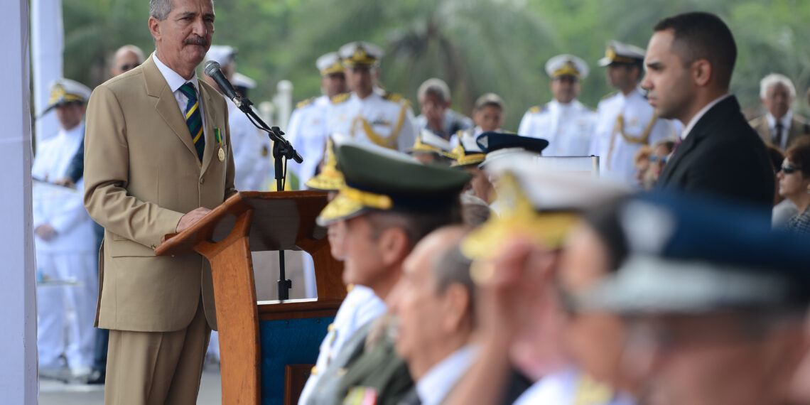 Rio de Janeiro - O ministro da Defesa, Aldo Rebelo, participa  da cerimônia de entrega da Medalha da Vitória, no Monumento Nacional aos Mortos da Segunda Guerra Mundial, no Aterro do Flamengo (Tomaz Silva/Agência Brasil)