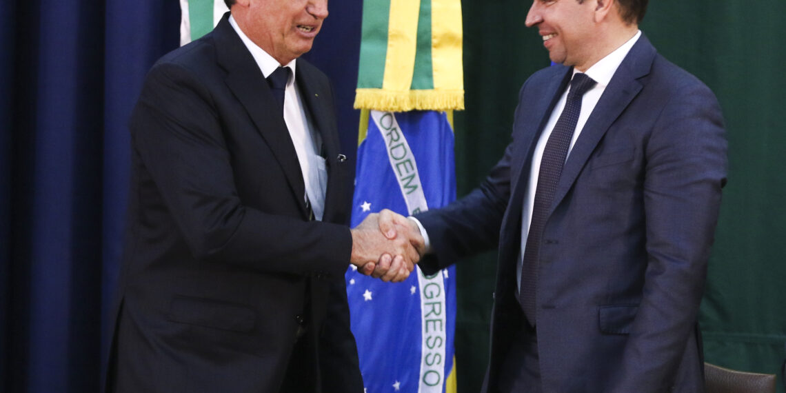 O presidente Jair Bolsonaro,cumpriemnta o novo diretor-geral da Agência Brasileira de Inteligência (Abin), Alexandre Ramagem