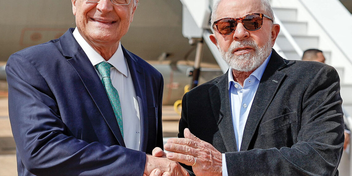 Brasília (DF), 27.11.2023 - Presidente Lula tranfere o cargo ao vice Geraldo Alckmin, ao embarcar para Riade, Arábia Saudita, de onde segue para Doha, onde participa da COP 28. Foto: Ricardo Stuckert/PR