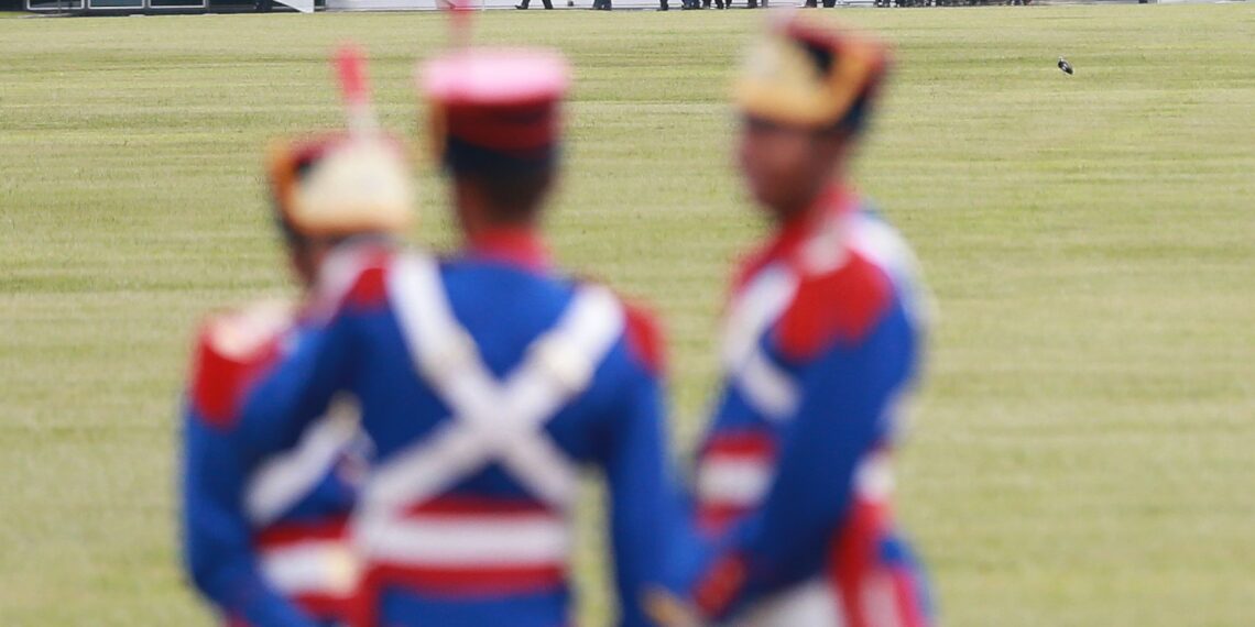 O presidente Jair Bolsonaro, o vice-presidente da República, General Hamilton Mourão e os ministros de estado participam de hasteamento da bandeira em frente ao Palácio da Alvorada