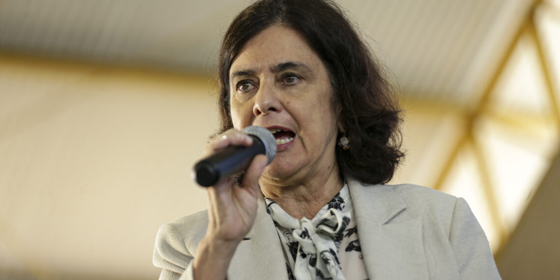 Brasília (DF), 21/02/2024 - A ministra da Saúde, Nísia Trindade, durante cwerimônia de lançamento da mobilização contra a dengue nas escolas, em Ceilândia, região administrativa do Distrito Federal. Foto: Marcelo Camargo/Agência Brasil