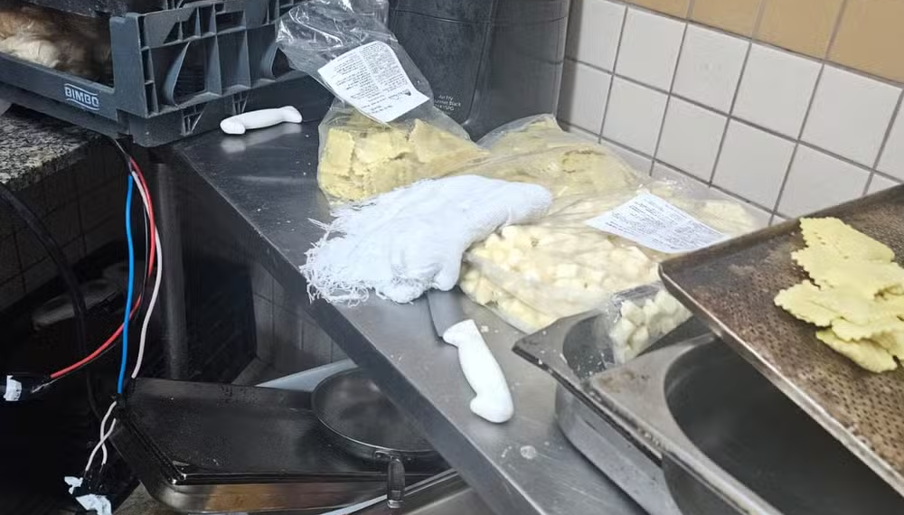 Camarote da Sapucaí é interditado por preparar comida em banheiro; responsável é presa