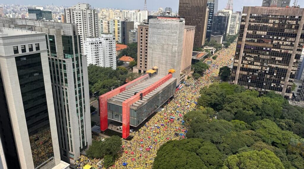 'Ato Pela Democracia' reuniu 750 mil pessoas na Avenida Paulista