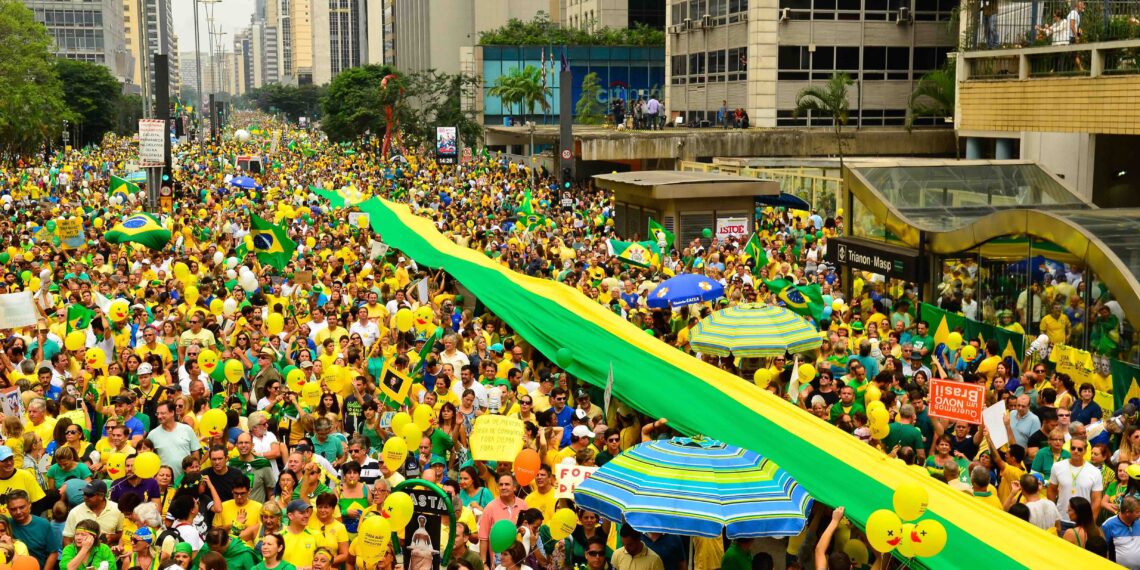 São Paulo - Manifestação na Avenida Paulista, região central da capital, contra a corrupção e pela saída da presidenta Dilma Rousseff (Rovena Rosa/Agência Brasil)