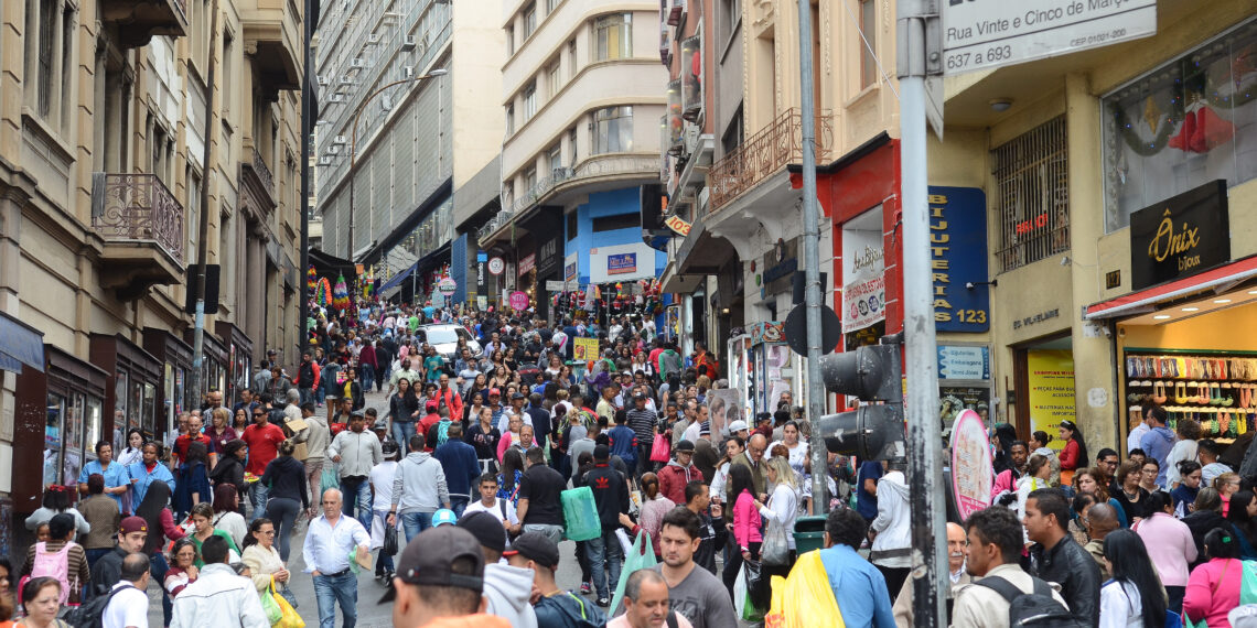 São Paulo - Movimento no comércio da rua 25 de Março no mês do Natal.