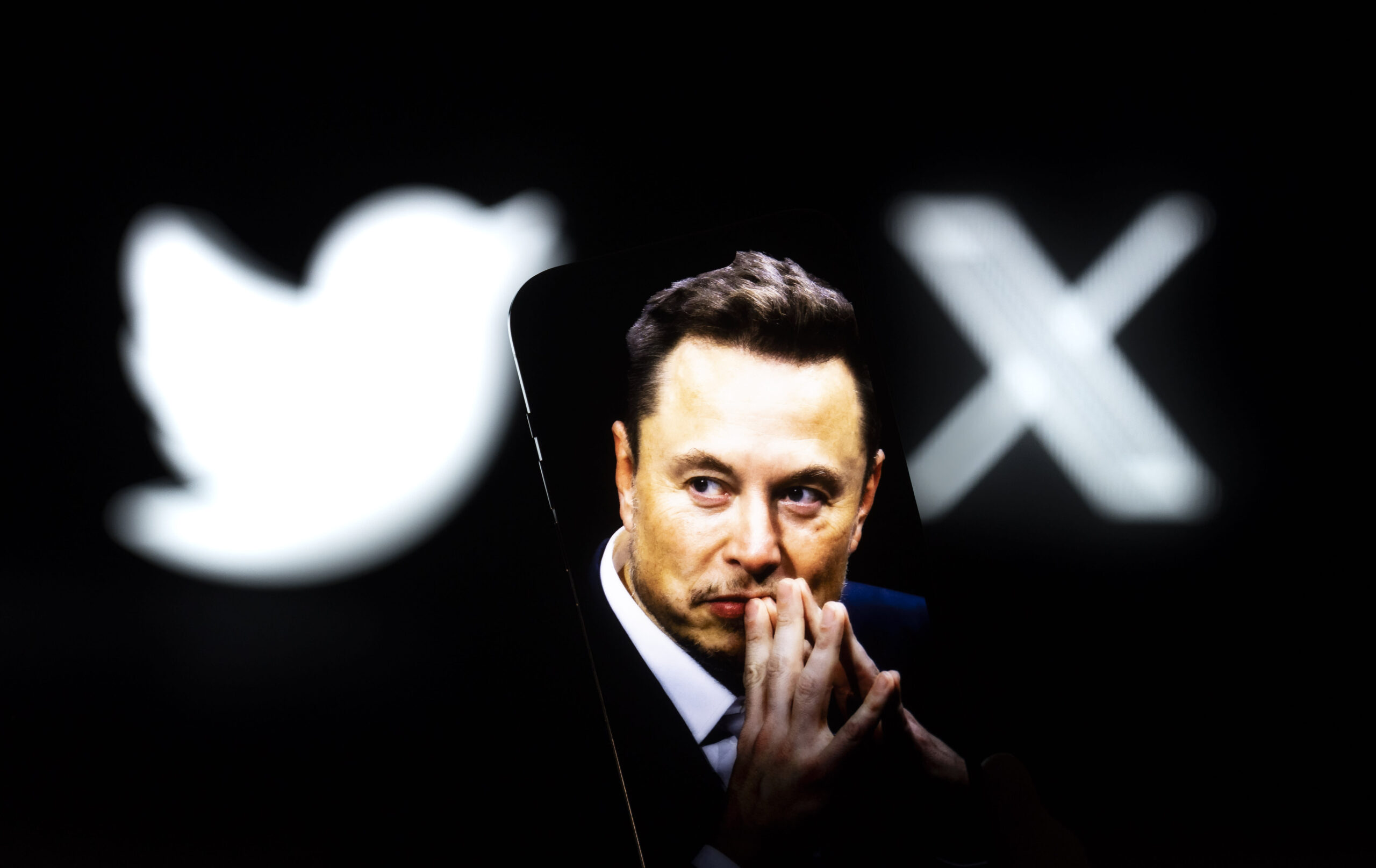 Elon Musk muda a marca do Twitter para ‘X’ e substitui o icônico logotipo do pássaro