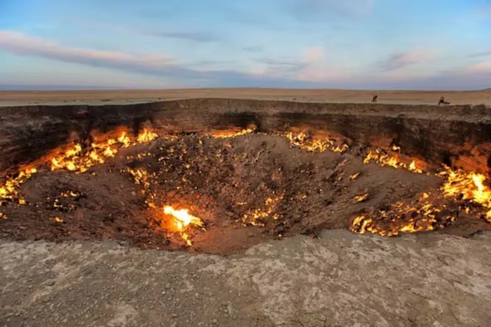 ‘Porta do inferno’: erro humano criou fosso de fogo que arde a mais de 400° há 50 anos; veja fotos 3