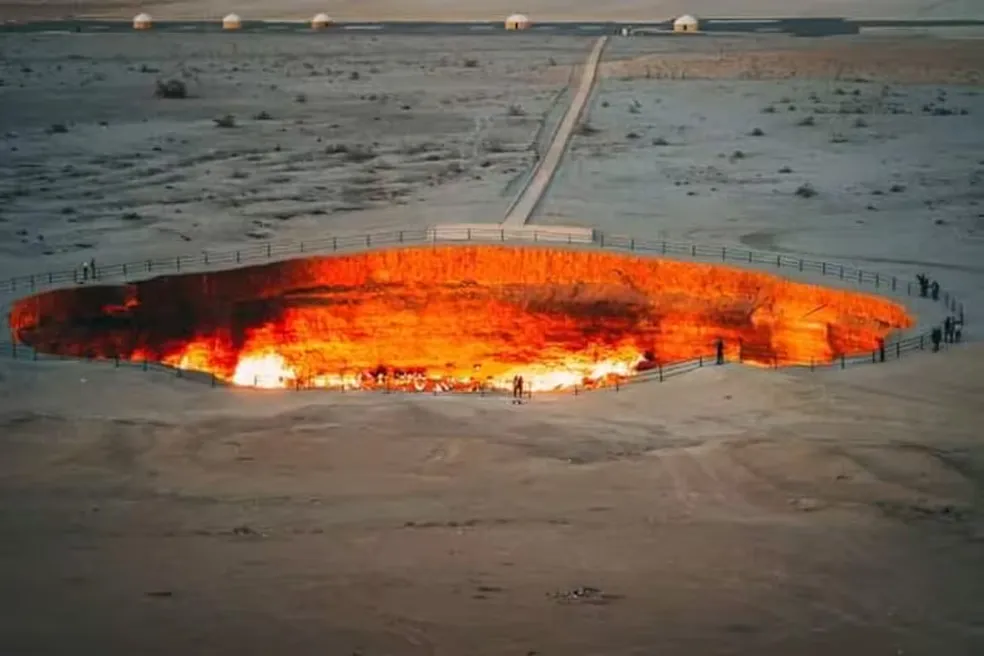 ‘Porta do inferno’: erro humano criou fosso de fogo que arde a mais de 400° há 50 anos; veja fotos 2