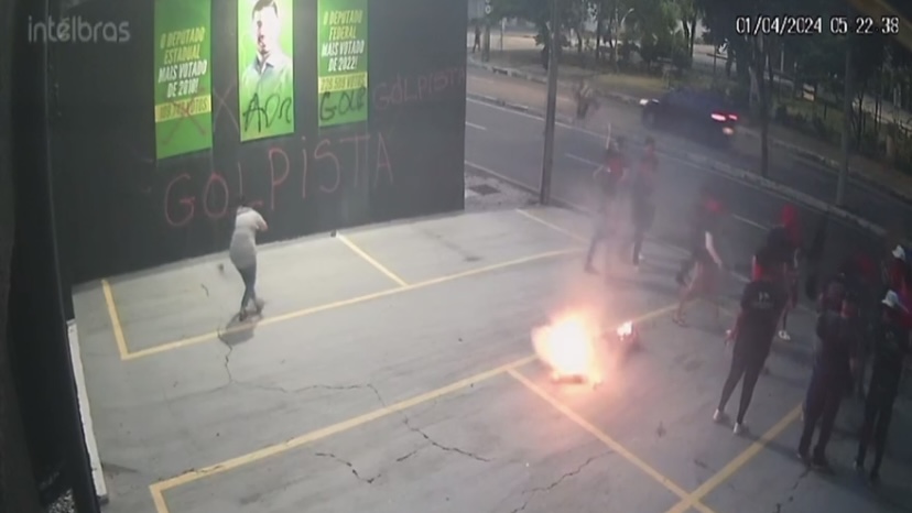 André Fernandes sofre ataque criminoso em Fortaleza: diretório vandalizado e boneco queimado 13