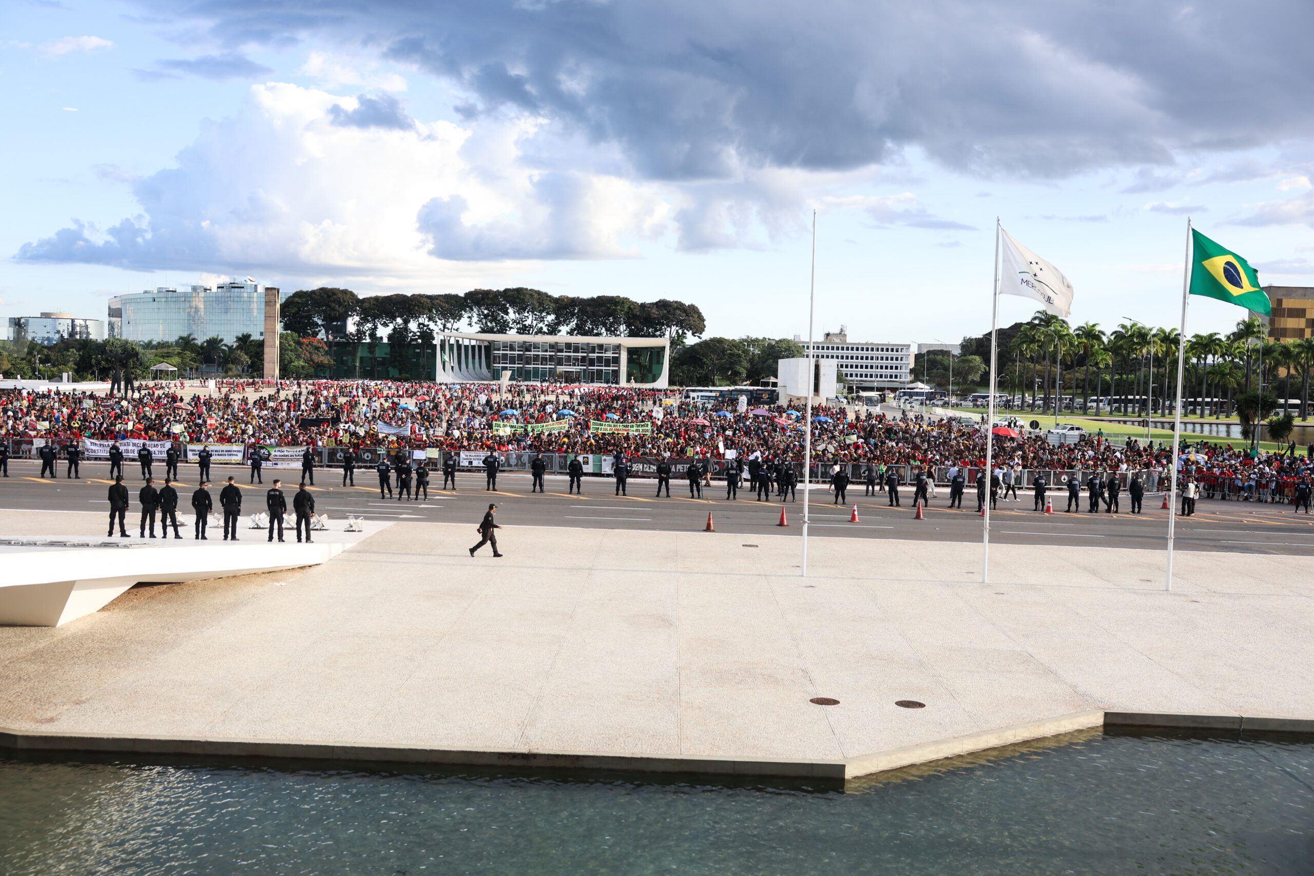 Indígenas marcham até o Palácio do Planalto e põem Lula sob pressão; veja fotos 12