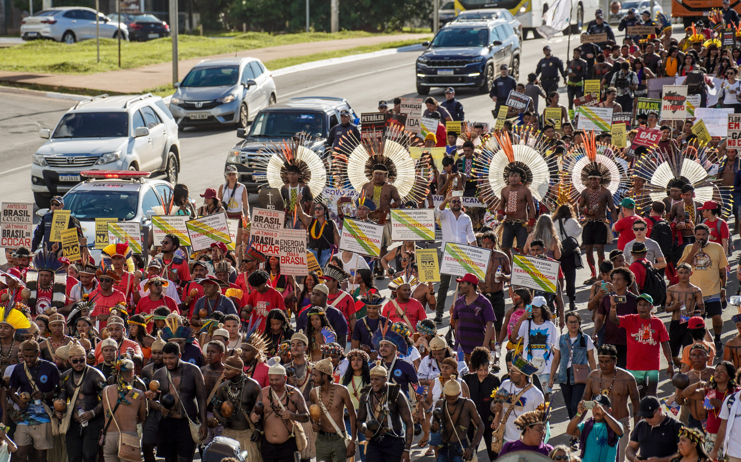 Indígenas marcham até o Palácio do Planalto e põem Lula sob pressão; veja fotos 7