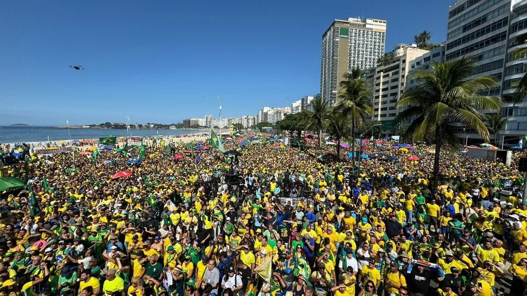 Em defesa da democracia, Bolsonaro realiza ato em Copacabana e reúne milhares de apoiadores 3