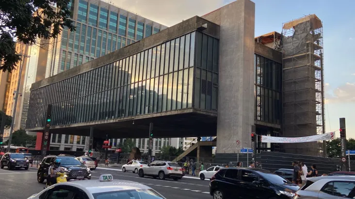 Restauração do Masp tira cor vermelha dos pilares do museu 1