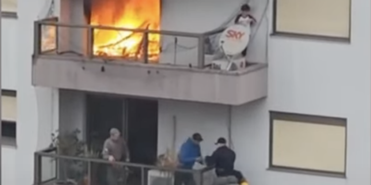 Vídeo mostra criança sendo resgatada durante incêndio em apartamento no Rio Grande do Sul; assista