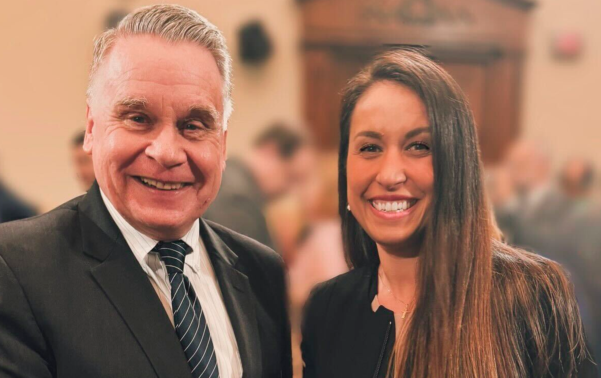 Juíza que se declarou exilada reaparece ao lado de Chris Smith: ‘Aliado contra a ditadura de Moraes’ 2 Juíza que se declarou exilada reaparece ao lado de Chris Smith: ‘Aliado contra a ditadura de Moraes’ 1