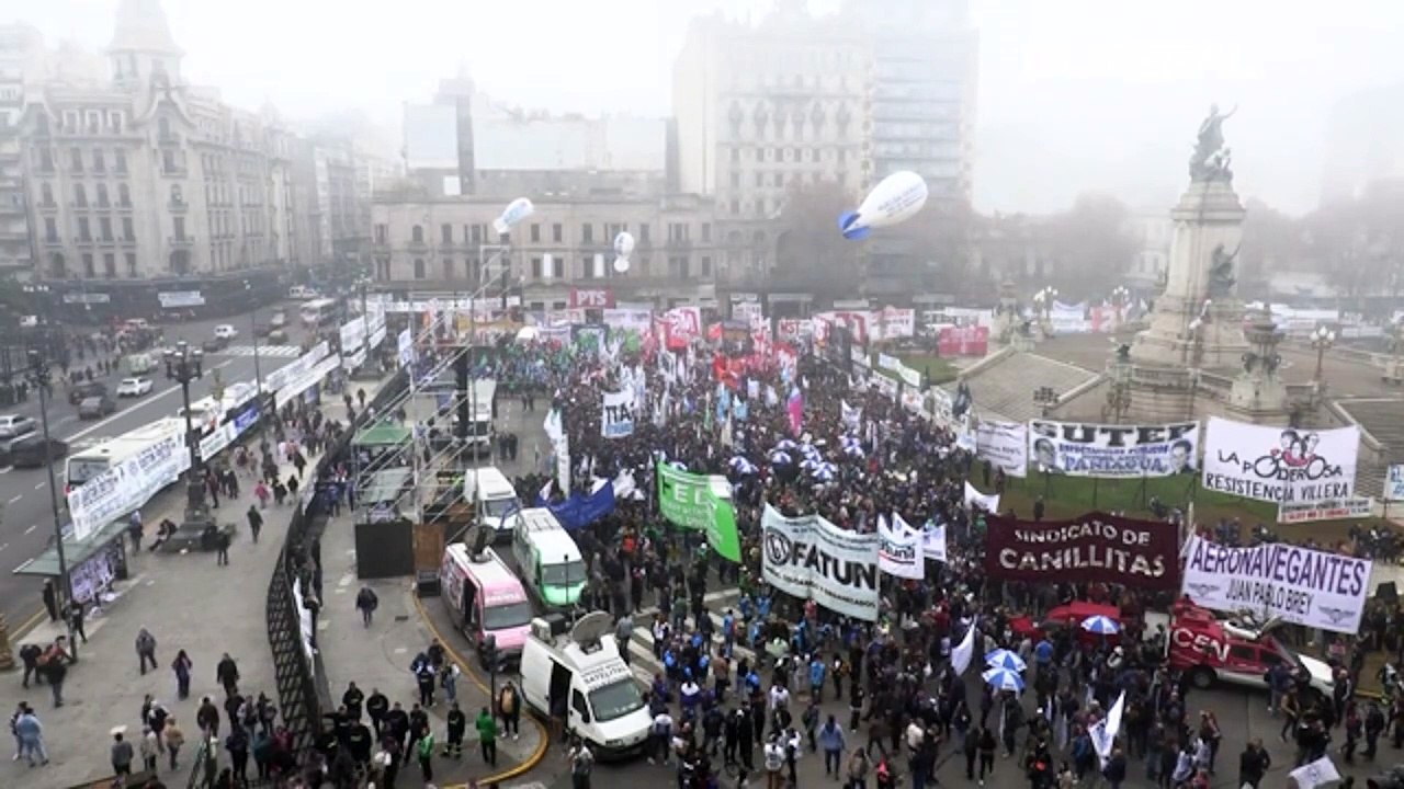 Esquerdistas saem às ruas para protestar derrota após direita vencer na França 2 Esquerdistas saem às ruas para protestar derrota após direita vencer na França 1