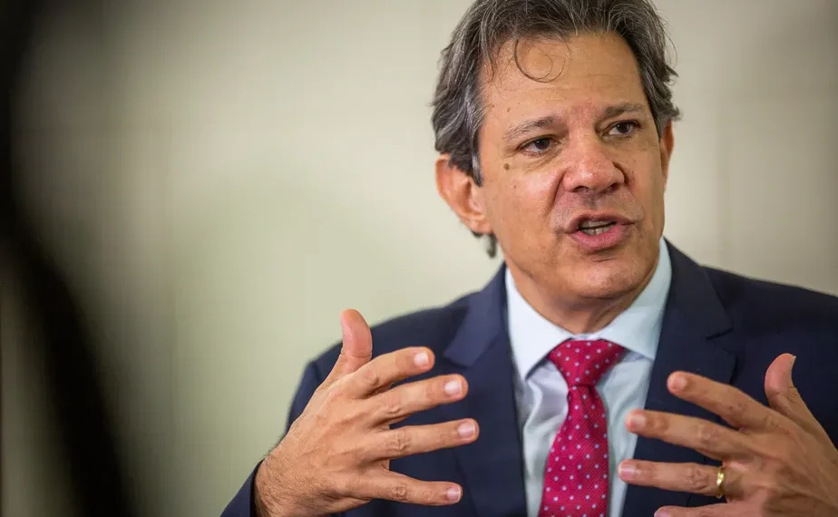 Após anúncio de corte de gastos, dólar recua e fica abaixo de R$ 5,50