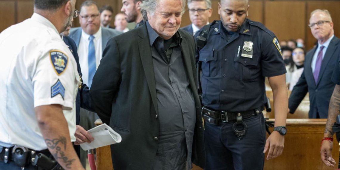 Steve Bannon: ex-estrategista de Trump se entrega à polícia para cumprir pena por desacato