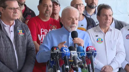 Lula vota em São Bernardo do Campo e lamenta roubo de carro de sua equipe 2 Lula vota em São Bernardo do Campo e lamenta roubo de carro de sua equipe 1