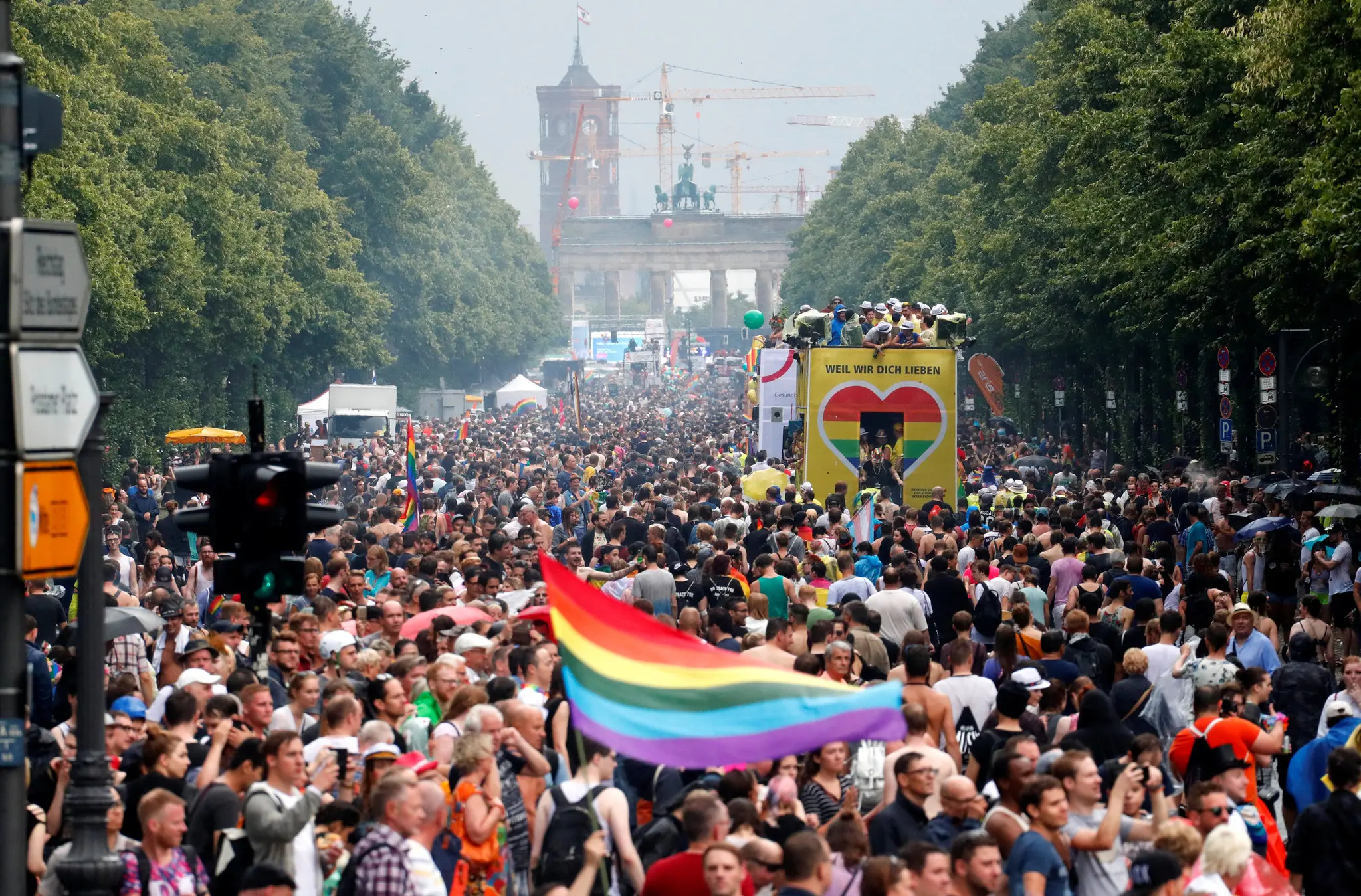 Alemanha: pesquisa aponta que, se apenas o eleitorado gay votasse em 2025, siglas de direita venceriam com vitória esmagadora 2 Alemanha: pesquisa aponta que, se apenas o eleitorado gay votasse em 2025, siglas de direita venceriam com vitória esmagadora 1