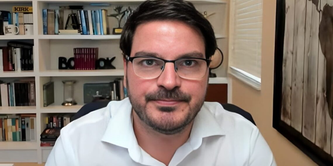 Com câncer raro, jornalista Rodrigo Constantino diz estar sendo perseguido por Alexandre de Moraes e pede ajuda internacional