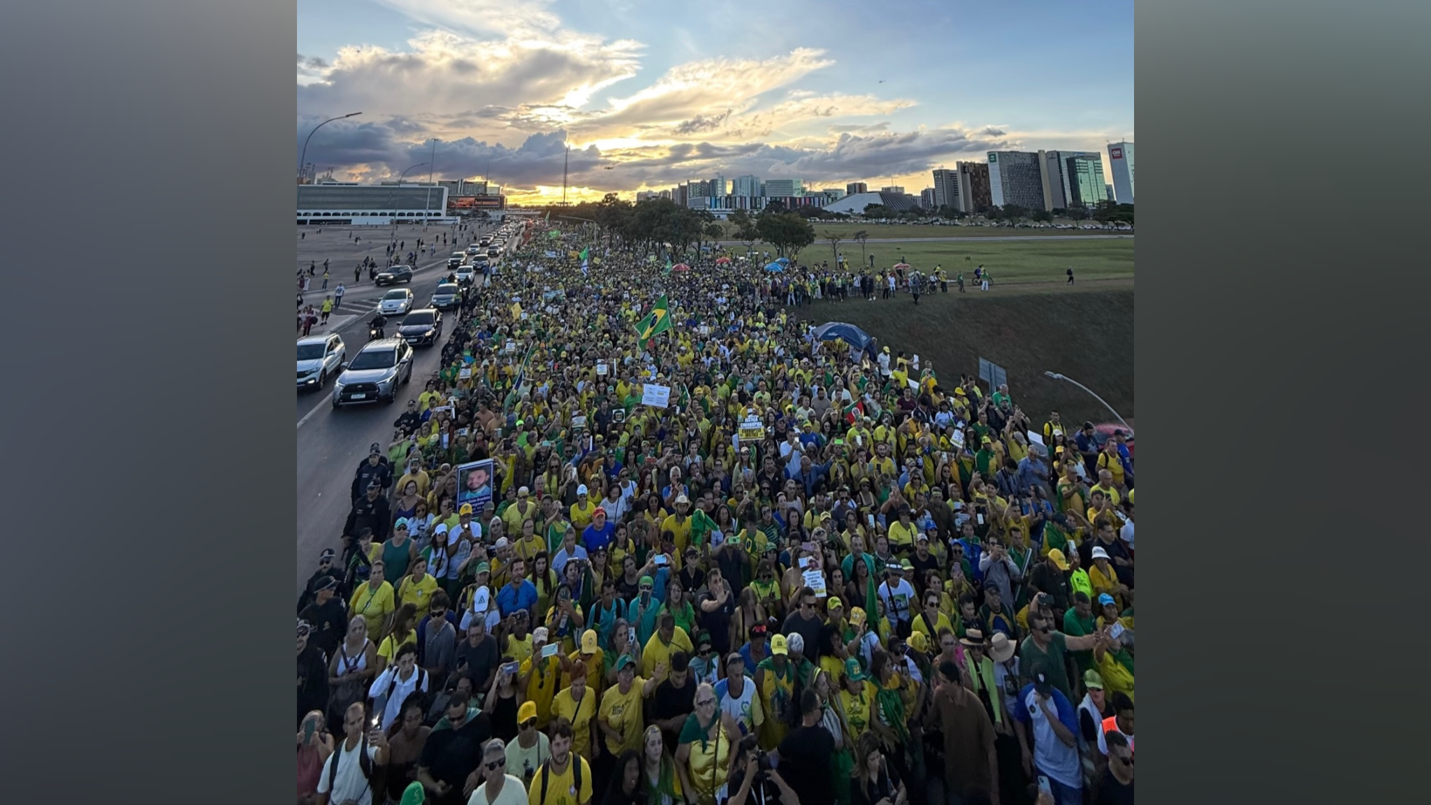 Recuperando-se de cirurgia, Bolsonaro reúne multidão em Brasília por anistia aos presos do 8 de janeiro 2 Recuperando-se de cirurgia, Bolsonaro reúne multidão em Brasília por anistia aos presos do 8 de janeiro 1