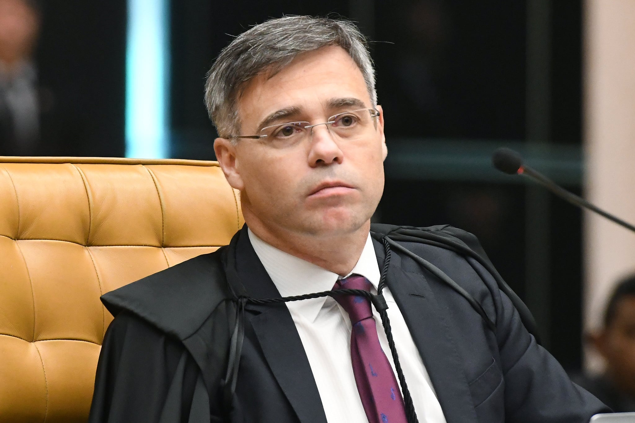 Mendonça parte para cima de Moraes e pede investigação por crimes