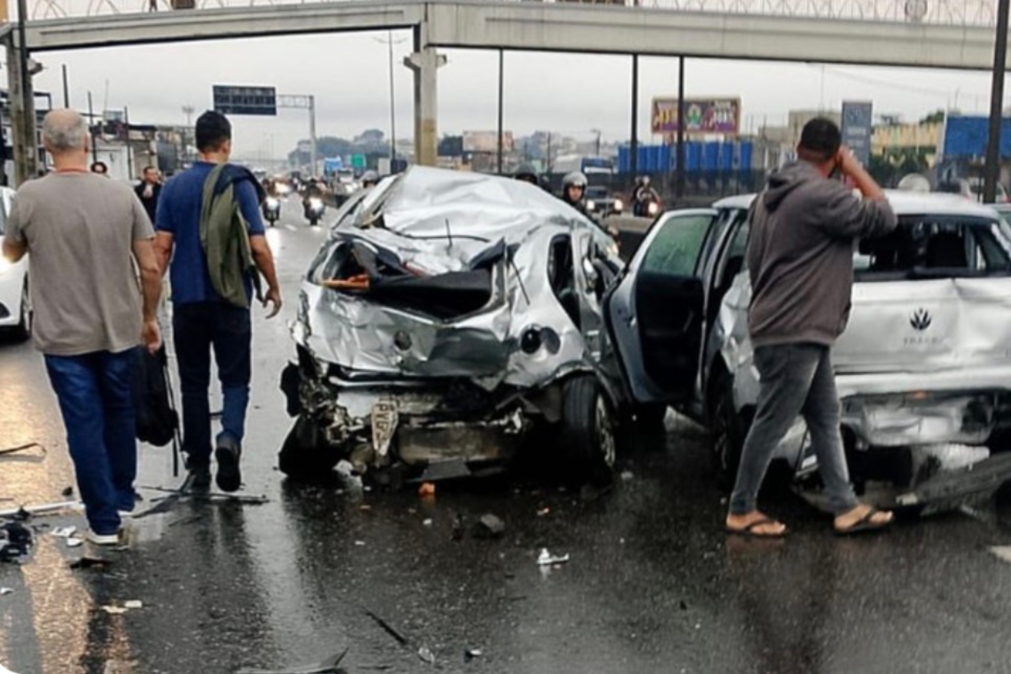 Rio de Janeiro: motorista de ônibus passa mal, atinge 21 veículos e morre na Via Dutra; veja imagens