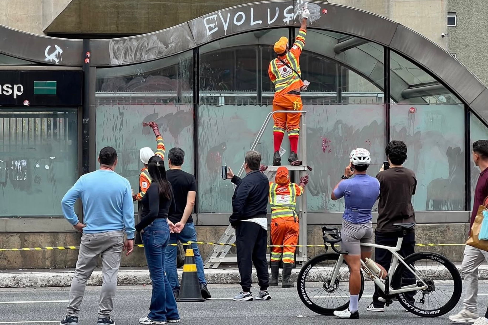 Polícia registra depredação, tumulto e pichações após ato pró-Lula na Avenida Paulista